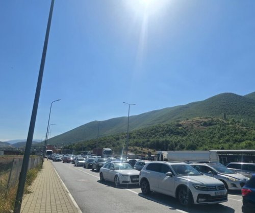 Krijohen kolona rreth 3.5 kilometra në dalje të Kosovës drejt Shqipërisë