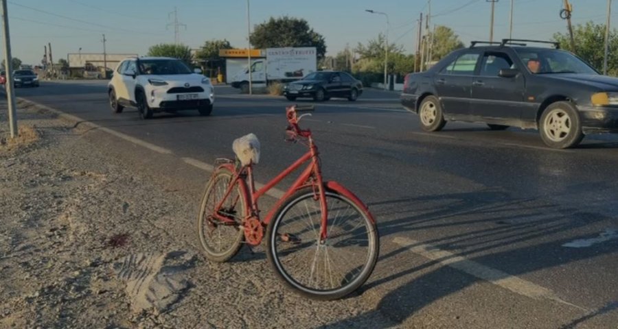 Vetura me targa të Kosovës godet biçiklistin 66-vjeçar në Shqipëri