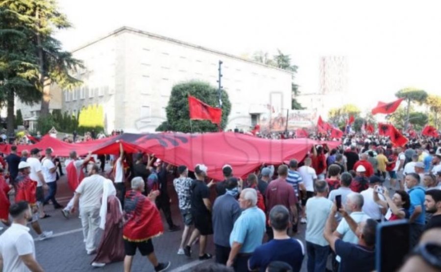 Dita e 35 të e protestës në Tiranë  para kryeministrisë edhe qytetarë nga diaspora