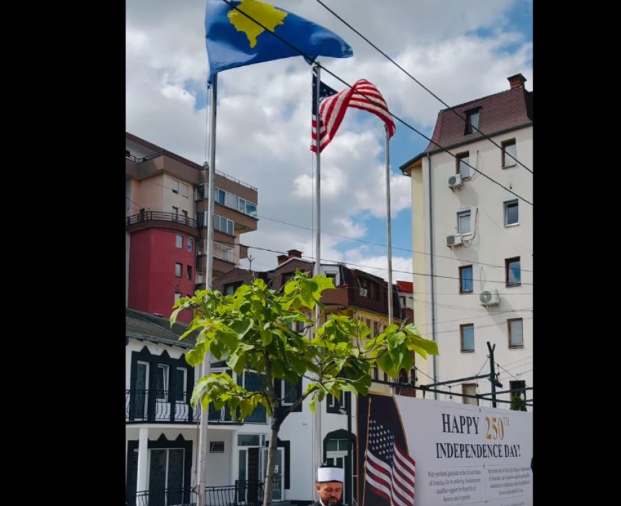 Imami ngre flamurin amerikan në xhaminë në Prishtinë
