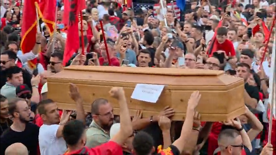 Përshkallëzohet protesta në Shqipëri  protestuesit sjellin arkivol para Kryeministrisë  Video 