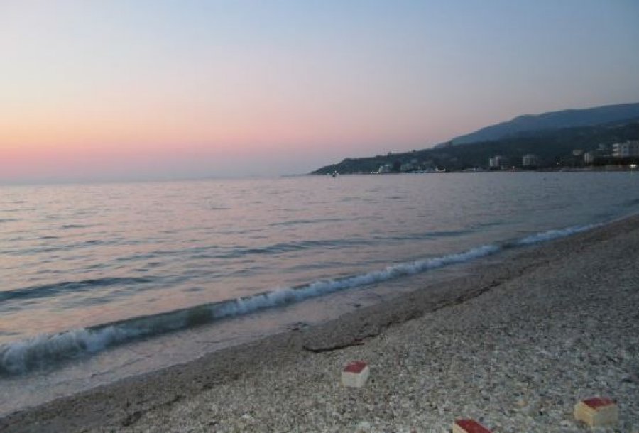 Mrekulli në Vlorë: 19-vjeçari pëson arrest kardiak në det, ndërhyrja e shpejtë ia shpëton jetën
