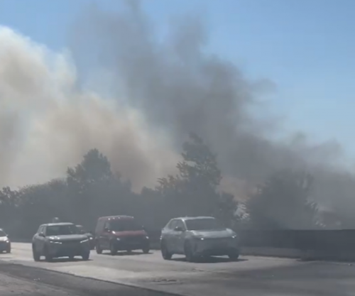 Bllokohet autostrada Durrës-Tiranë, mbulohet nga tymi i zjarrit në Shijak