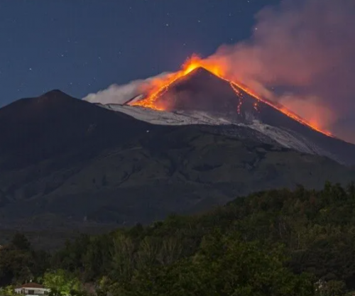 Shpërthen sërish vullkani Etna, ndërpriten fluturimet në Sicili