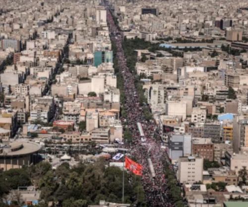 Pse funerali i Khameneit po mbahet tani, sipas një eksperteje për Lindjen e Mesme