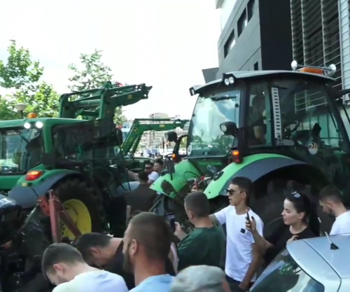 Protesta para Ministrisë së Bujqësisë, fermerët kërkojnë të trajtohen me dinjitet nga shteti