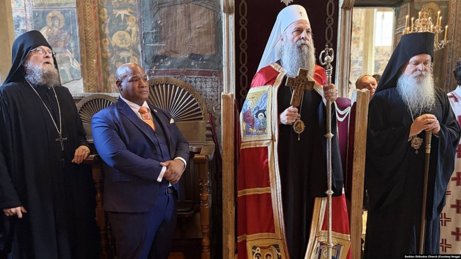Këshilltari i Trumpit për çështje fetare viziton Patriarkanën e Pejës dhe Manastirin e Deçanit
