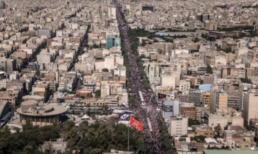 pse-funerali-i-khameneit-po-mbahet-tani-sipas-nje-eksperteje-per-lindjen-e-mesme