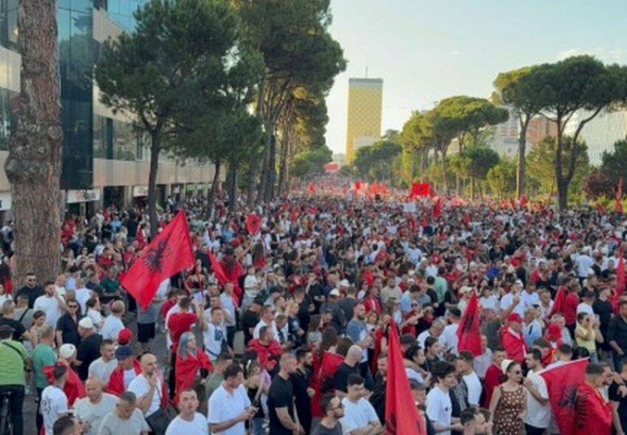 Sot dita e 37 të e protestës  qytetarët mblidhen sërish para Kryeministrisë