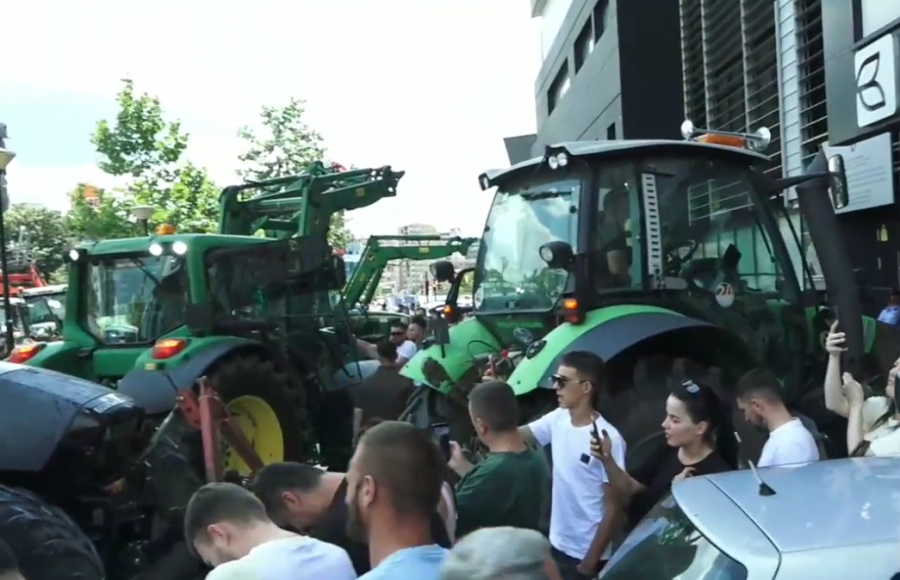 Protesta para Ministrisë së Bujqësisë  fermerët kërkojnë të trajtohen me dinjitet nga shteti