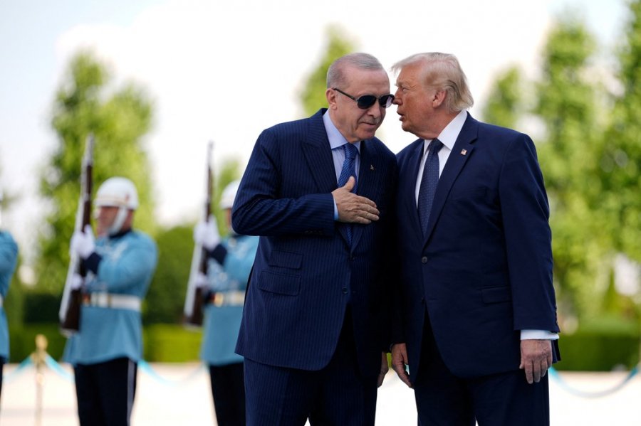 Samiti i NATO s  përfundon darka e udhëheqësve