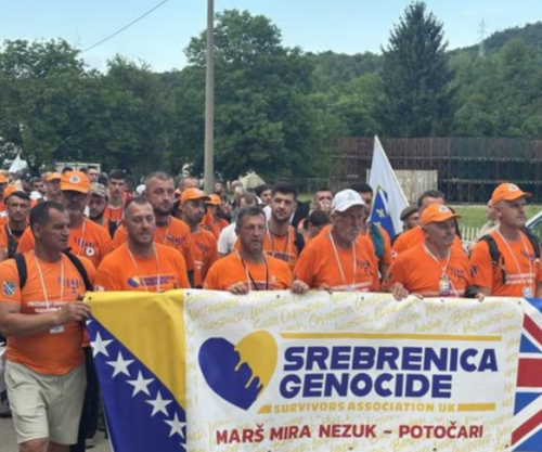 Mijëra persona në Marshin e Paqes, në kujtim të viktimave të gjenocidit në Srebrenicë