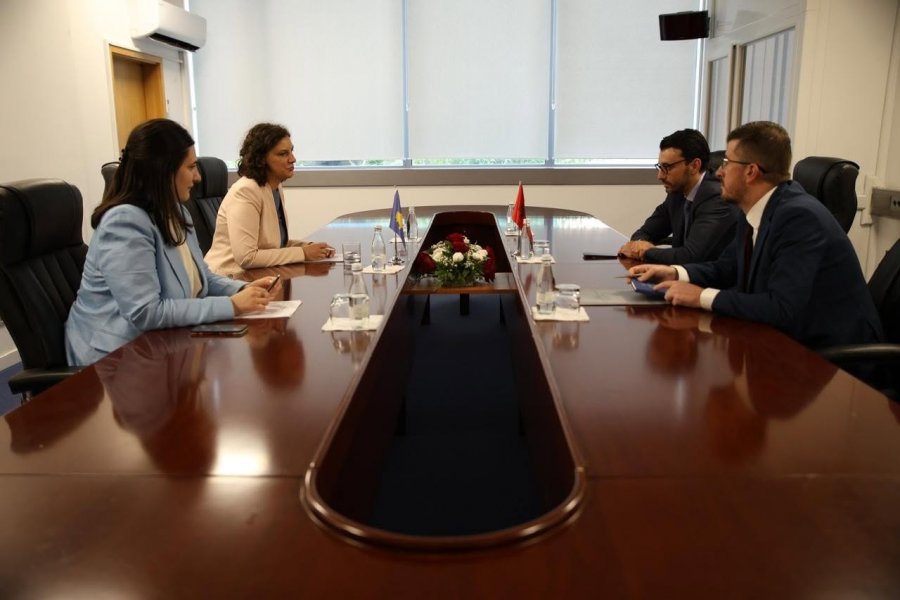 Rizvanolli e Karakaç diskutojnë projektin e termocentralit të Vlorës me gaz të lëngëzuar nga SHBA ja