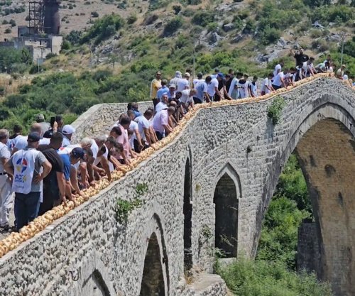 Fermeri nga Shqipëria realizon vargun 110 metra me qepë, synon rekordin Guinness