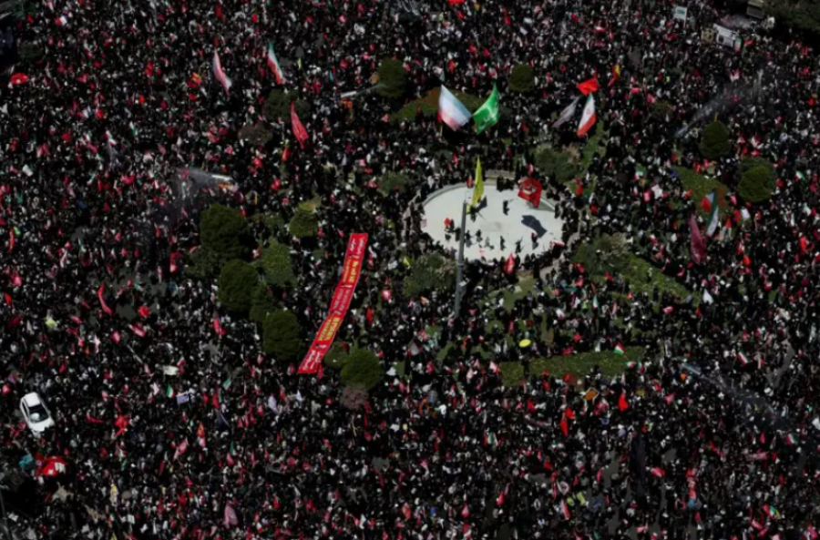 Mijëra njerëz në rrugë para varrimit të Khameneit  kërkojnë hakmarrje ndaj Trumpit