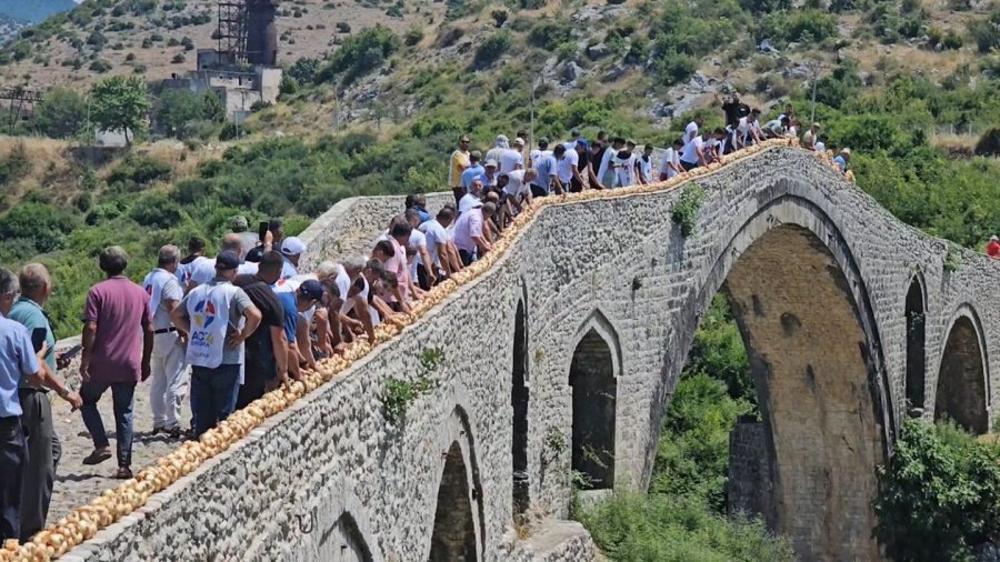 Fermeri nga Shqipëria realizon vargun 110 metra me qepë  synon rekordin Guinness