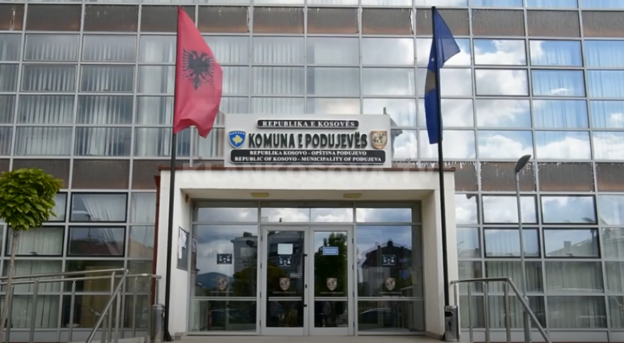 Pas Mitrovicës  edhe Podujeva lejon shfrytëzimin e parkingjeve të disa shkollave