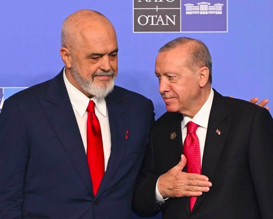 I buzëqeshur krah Erdoganit  Rama ndan foto nga Samiti i NATO s në Turqi