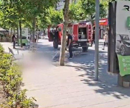 Policia arrestoi edhe nënën e të miturit që sulmoi qytetarët dhe policët në Ferizaj, i hodhi edhe vetes benzinë