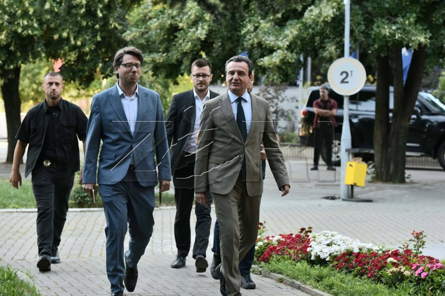 Kurti mbërrin në Kuvend për takim me LDK-në: Jam optimist