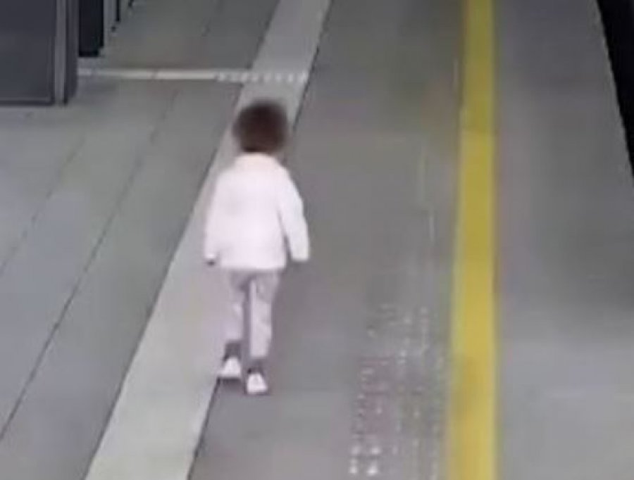 5-vjeçarja mbetet e vetme në stacionin më të madh të Polonisë, treni niset me familjen e saj [Video]