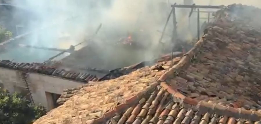 Zjarr në një banesë në qendër të Durrësit  zjarrfikëset në vendngjarje
