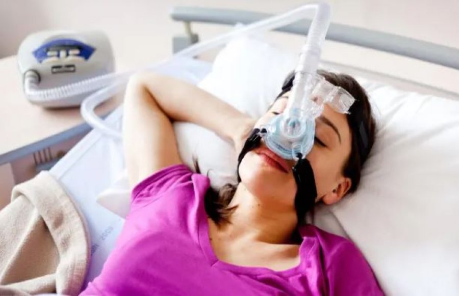 Gratë vuajnë më shumë nga apnea e gjumit, por shpesh diagnostikohen më vonë