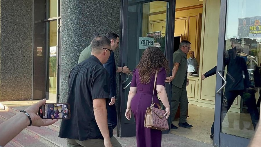 Abdixhiku e Osmani mbërrijnë në Kuvend për takim me Kurtin