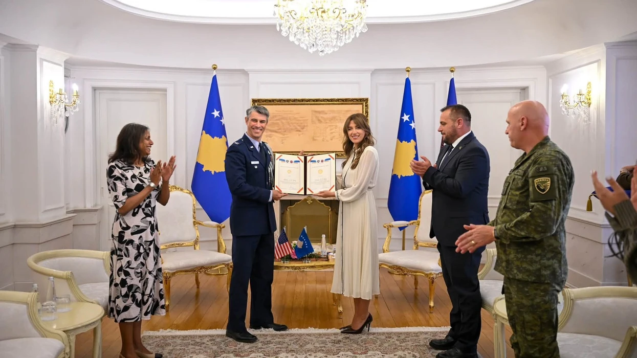 Haxhiu dekoron me Medalje Presidenciale Ushtarake kolonelin A. J. Berg për kontributin në Kosovë