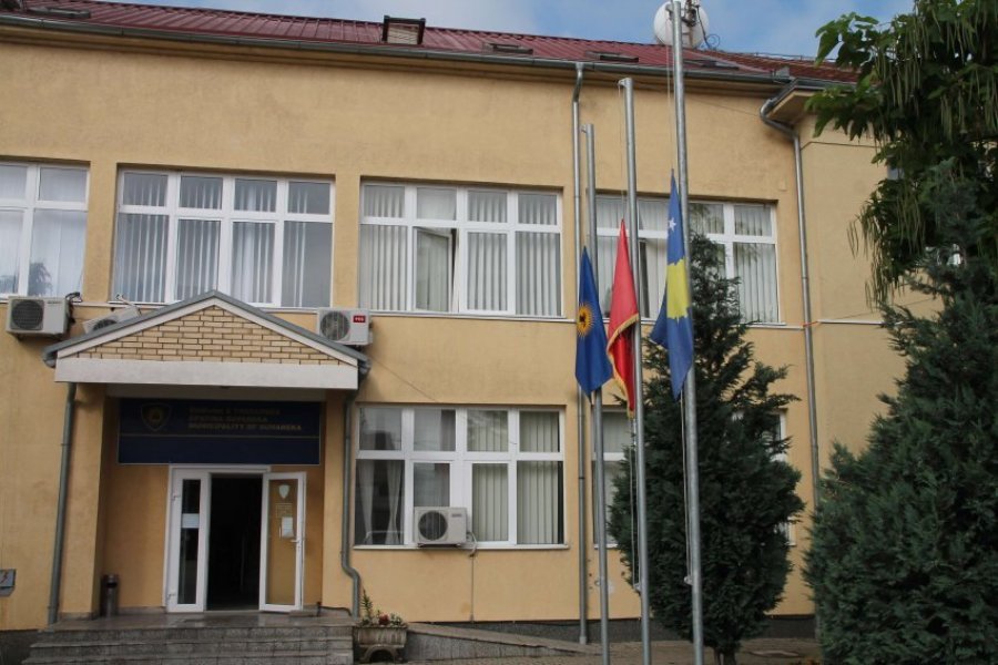 Suhareka lejon shfrytëzimin e parkingjeve të disa shkollave