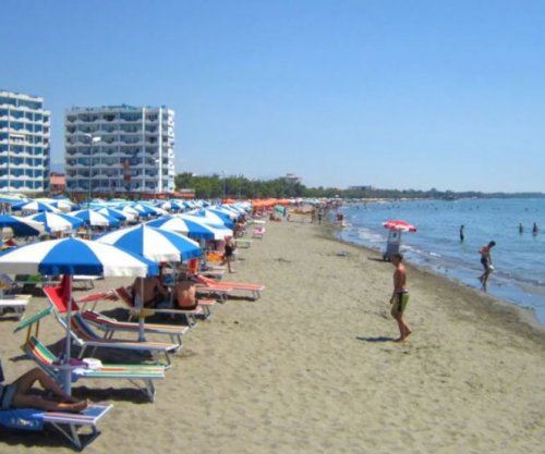 Bashkia e Lezhës publikon çmimet e shezlloneve dhe kërkon denoncimin e abuzimeve në plazhe