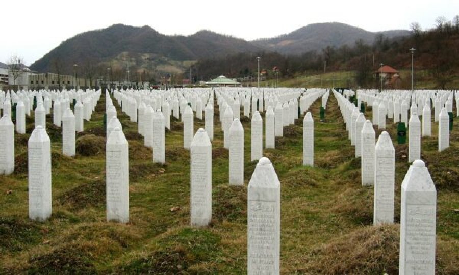 Dita e Përkujtimit të Gjenocidit të Srebrenicës  në Prishtinë shënohet me një aksion
