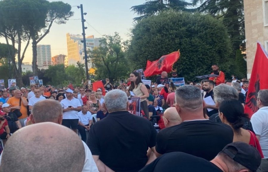 Protesta e 42 të për Zvërnecin para Kryeministrisë në Tiranë