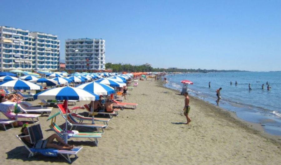 Bashkia e Lezhës publikon çmimet e shezlloneve dhe kërkon denoncimin e abuzimeve në plazhe