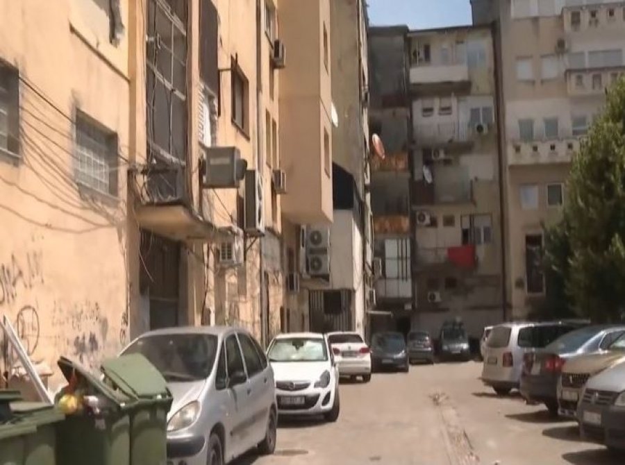 Ndërtesat e vjetra në Pejë presin investime pas dekadash pa ndërhyrje