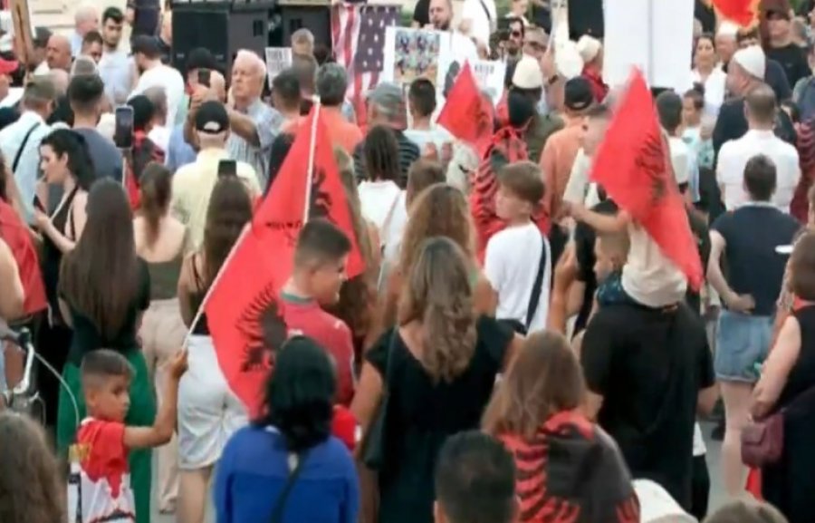 Protesta hyn në ditën e 44 të  qytetarët protestojnë para Kryeministrisë