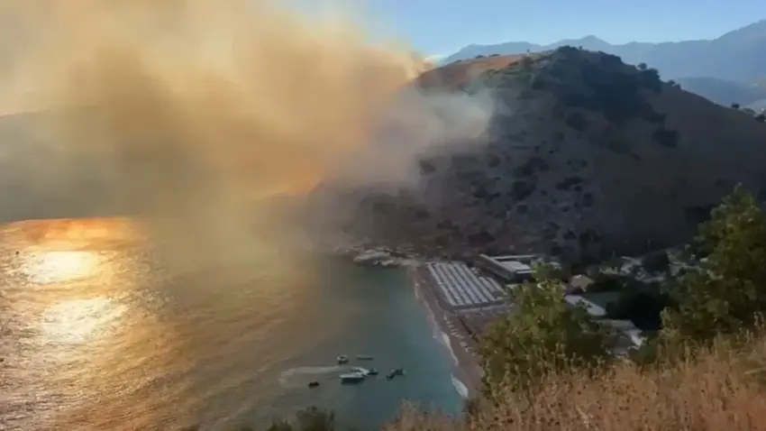 Zjarr në kodrat e Llamanës në Himarë  17 efektivë të shërbimit zjarrfikës në terren  tymi mbulon zonën
