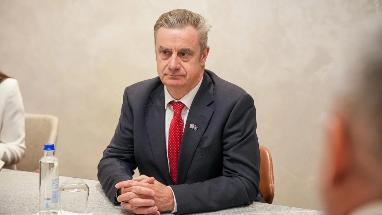 Hargreavesi për takimet me Maqedoncin dhe Jasharin: Mbështetje për FSK-në për përafrim me strukturat e NATO-s