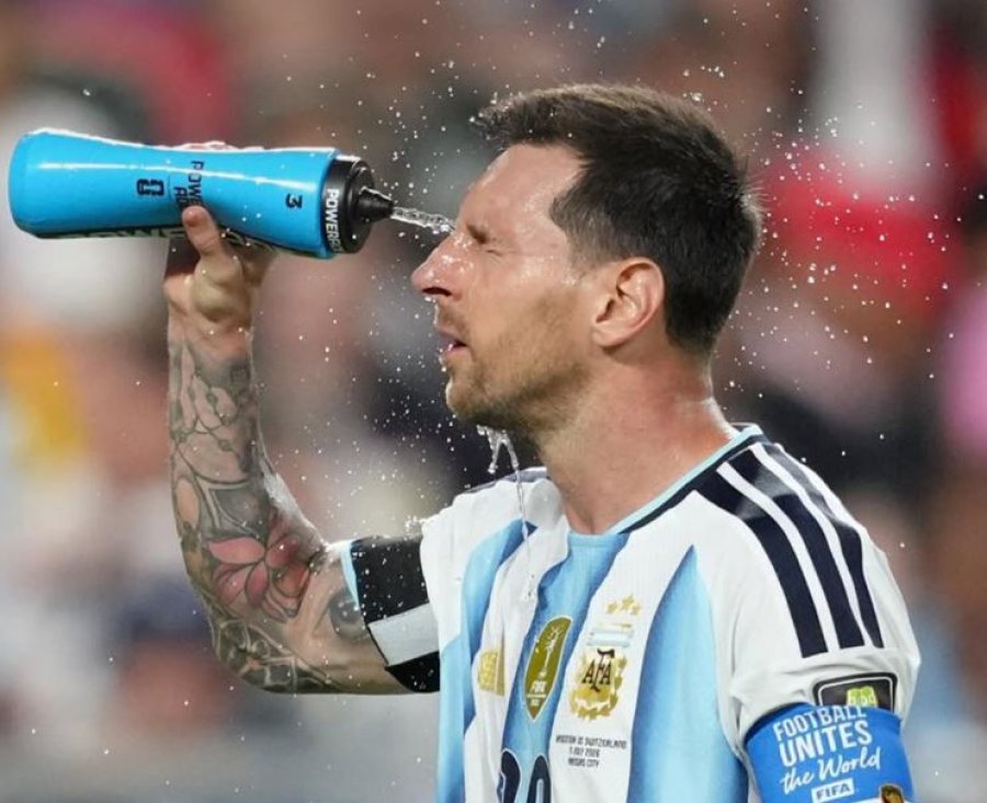  Messi  i përkëdheluri i FIFA s    Argjentina kthehet nga ekipi i dashur në  armik  të internetit