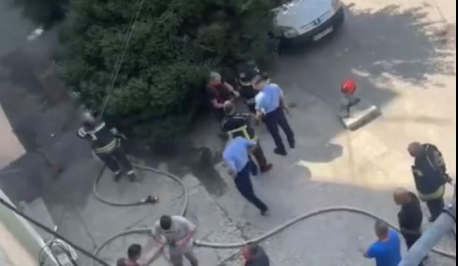 Përfshihet nga flakët një banesë në Pejë  video 