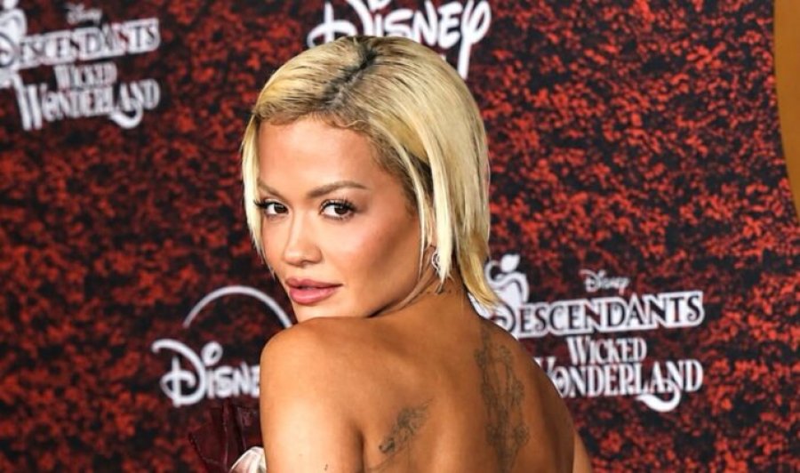 Rita Ora shkëlqen në premierën e  Descendants  Wicked Wonderland   Taika Waititi e mbështet në tapetin e kuq