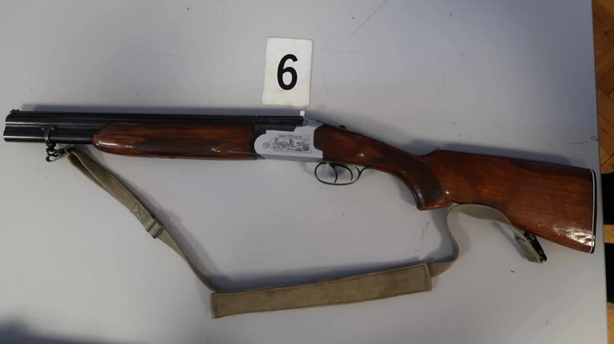 Dyshohet se kanosi vëllain, arrestohet 34-vjeçari në Ferizaj dhe i sekuestrohen armë