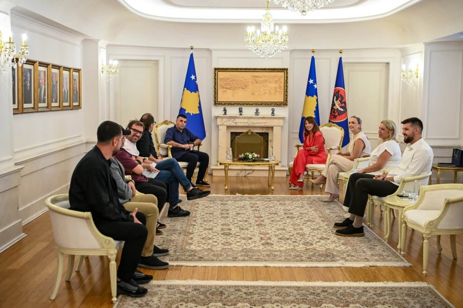 Haxhiu dekoron grupin “Marigona” për kontributin në muzikën rock të Kosovës