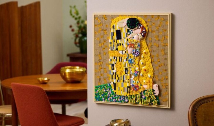 lego-sjell-ne-jete-kryevepren-the-kiss-te-gustav-klimt-me-nje-set-prej-4-mije-pjesesh