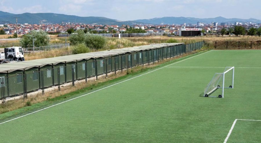 KFOR i përfundon vendosjen e kontejnerëve në fushat e futbollit në Bërnicë