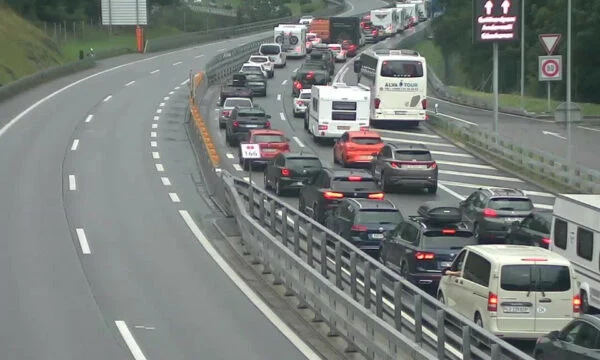 Pas gati 20 orësh zhbllokohet zona kufitare Kroaci   Serbi  mërgimtarët nisen drejt Kosovës
