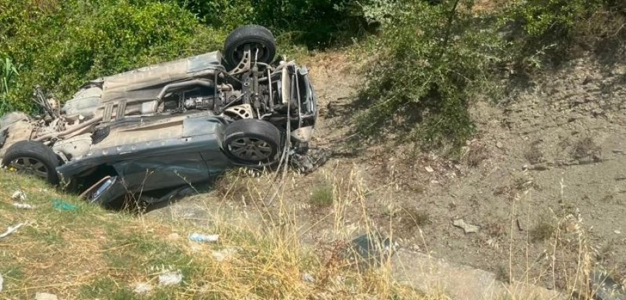 Përmbyset vetura  dy persona lëndohen nga një aksident i frikshëm në Gramsh
