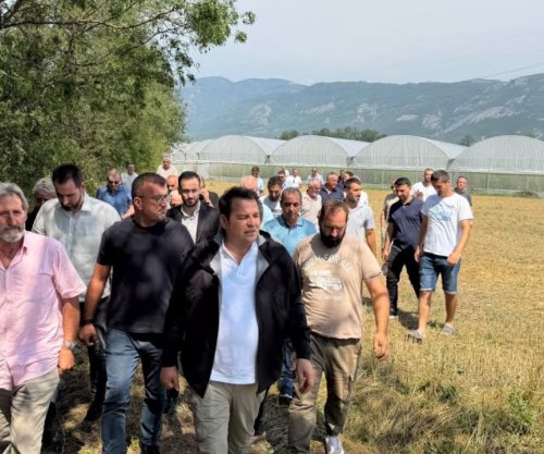Muja vizitoi fermerët e prekur nga breshri në komunën e Istogut