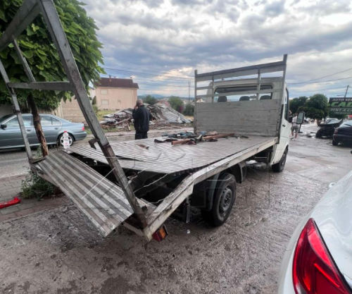 Erërat e forta shkaktojnë dëme në Velekincë të Gjilanit, dëmtohet një kamionetë