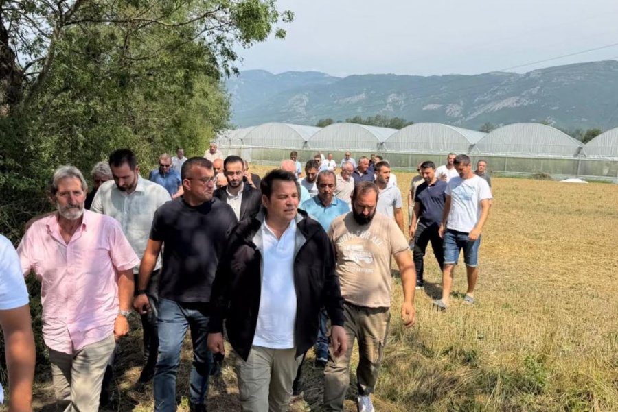 Muja vizitoi fermerët e prekur nga breshëri në komunën e Istogut
